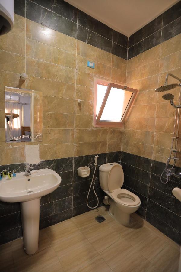 Three Golden Pyramids Bed & Breakfast Kairo Bagian luar foto